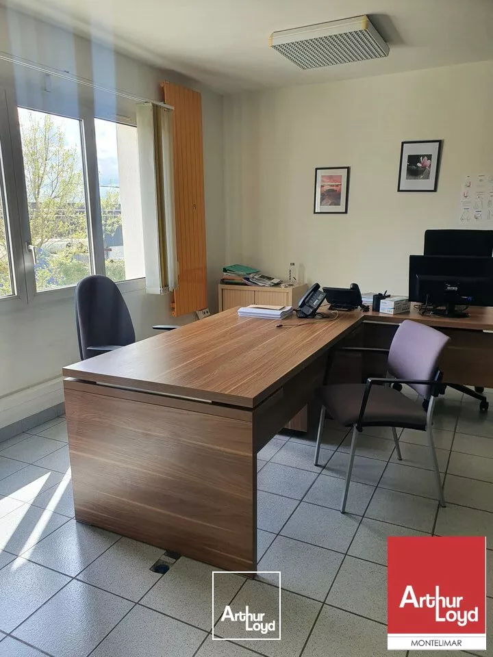 PIERRELATTE - A LOUER - PLATEAUX DE BUREAUX EN ETAGE AVEC PARKING