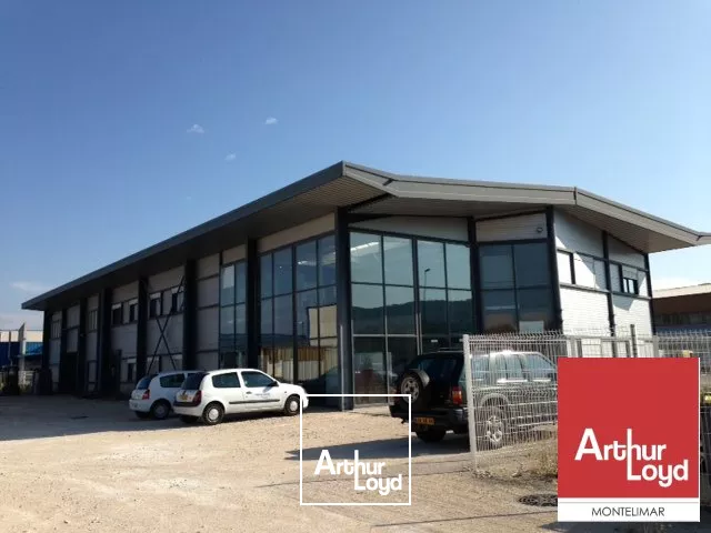 SAINT-PAUL-TROIS-CHÂTEAUX - A LOUER BÂTIMENT INDÉPENDANT DE BUREAUX SUR DEUX NIVEAUX AVEC ATELIER