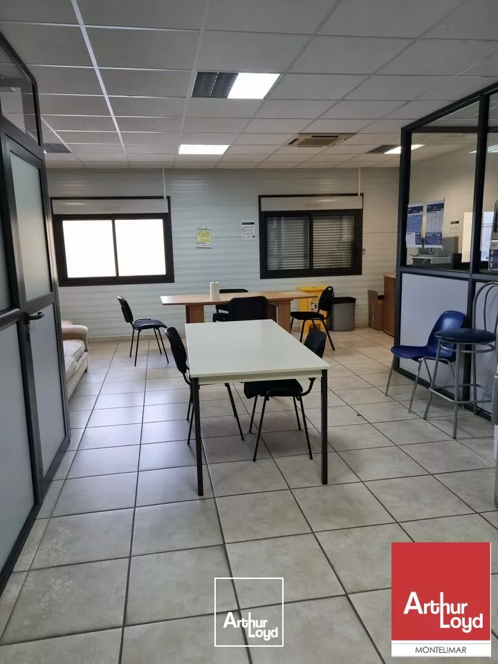 SAINT-PAUL-TROIS-CHÂTEAUX - A LOUER BÂTIMENT INDÉPENDANT DE BUREAUX SUR DEUX NIVEAUX AVEC ATELIER