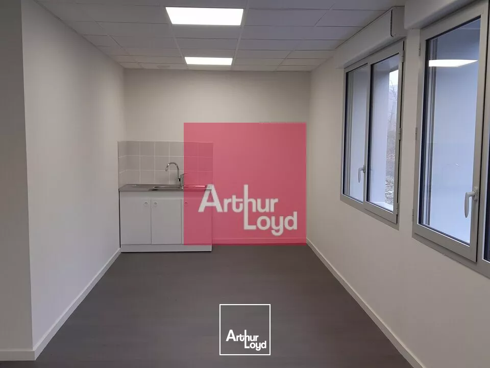 COURNON D'AUVERGNE BUREAUX NEUFS A LOUER 130m² + PARKING