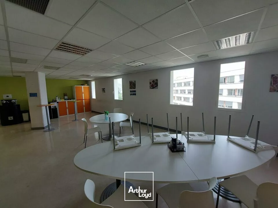 CLERMONT-FERRAND SECTEUR CHU BUREAUX A LOUER 797 m² ( division possible à partir de 230 m²)