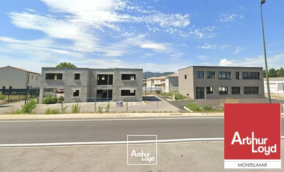MONTÉLIMAR  À LOUER  BELLE VISIBILITE POUR CE BÂTIMENT NEUF À USAGE DE BUREAUX DE 237 m² ENVIRON 