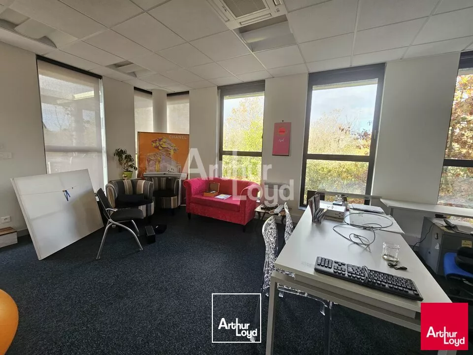 BEAUCOUZE bâtiment indépendant de bureaux de 460 m² avec terrasse à louer