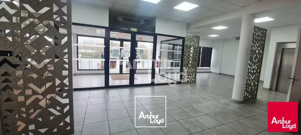 ANGERS OUEST LOCAL COMMERCIAL DE 1 300 M² A LOUER 