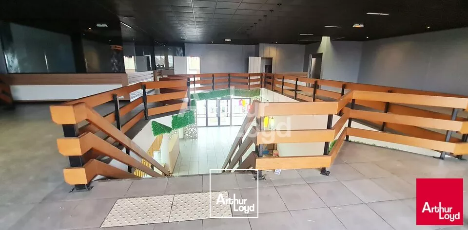 ANGERS OUEST LOCAL COMMERCIAL DE 1 300 M² A LOUER 