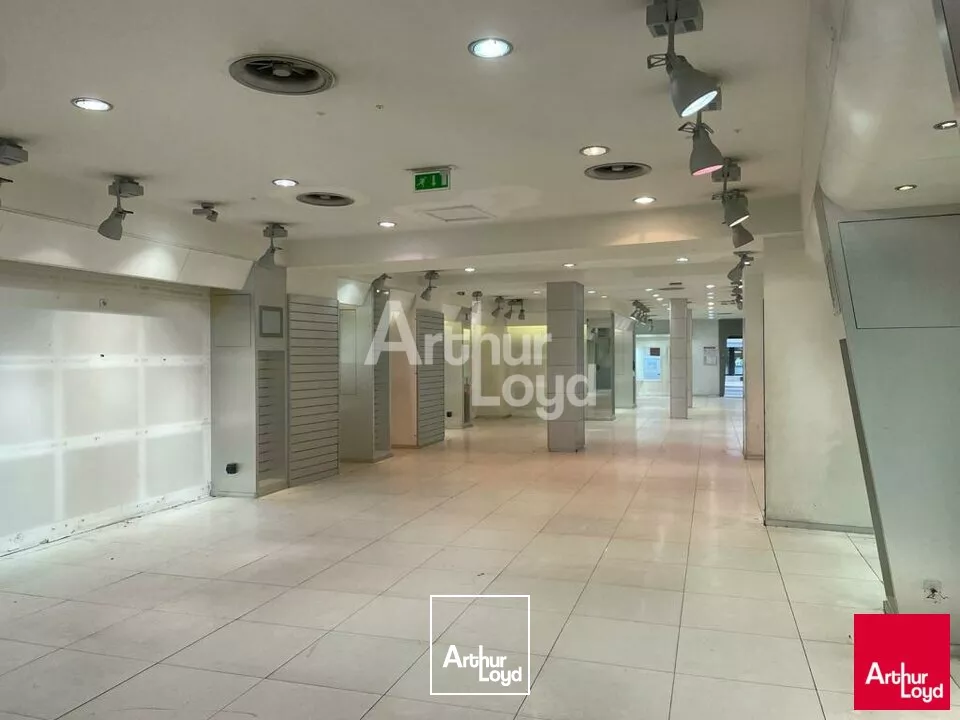 BLOIS CENTRE - LOCATION COMMERCE DE 480 M² - BELLE VISIBILITE