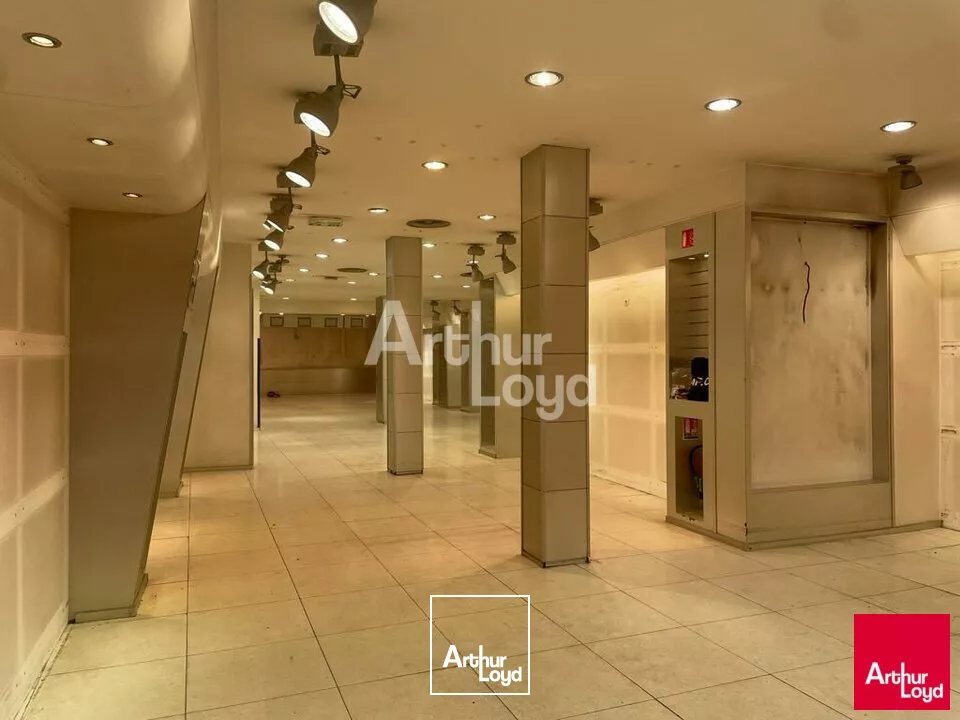 BLOIS CENTRE - LOCATION COMMERCE DE 480 M² - BELLE VISIBILITE