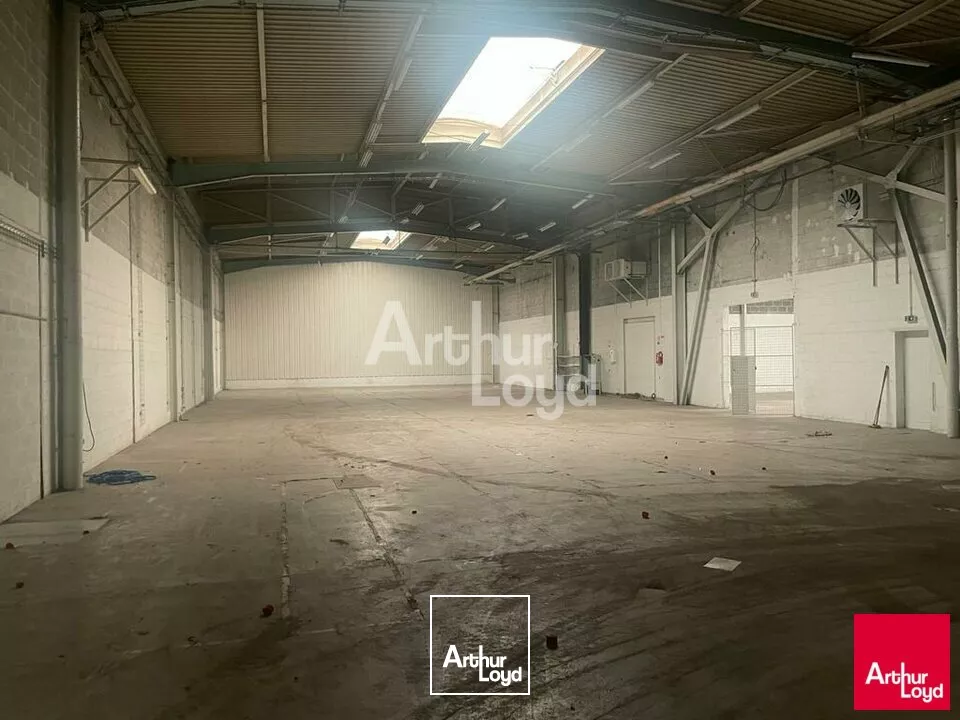 BLOIS - LOCATION STOCKAGE DE 871 M² - BUREAUX 335 ET 297 M² - A10 A 5 MN