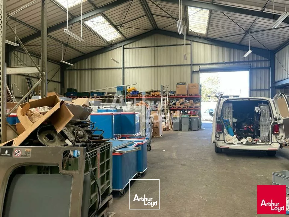 MONT PRES CHAMBORD - VENTE LOCAUX D'ACTIVITE DE 854,54 M²