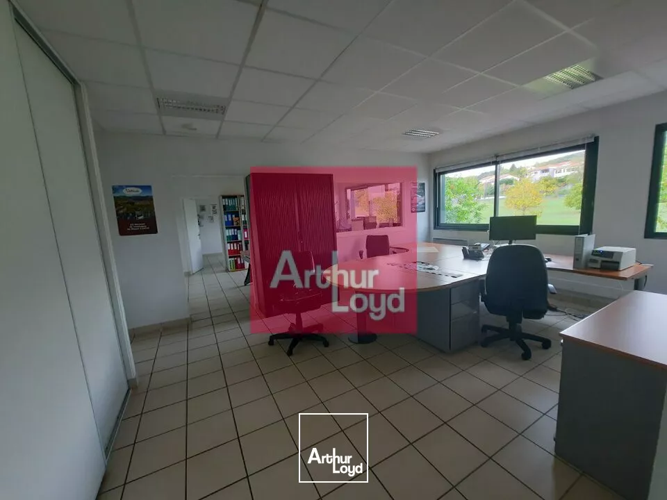 VOLVIC A VENTDRE ENSEMBLE IMMOBILIER LOCAL ACTIVITE 2700 M² - PARCELLE 24 600 M² - QUAIS