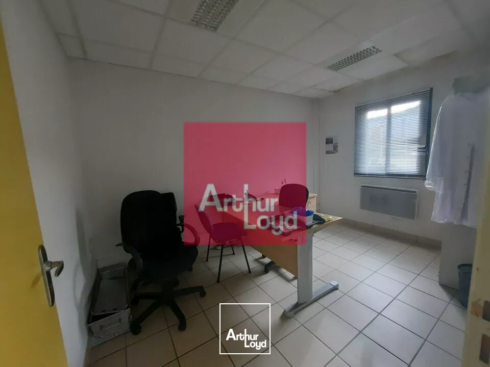 VOLVIC A VENTDRE ENSEMBLE IMMOBILIER LOCAL ACTIVITE 2700 M² - PARCELLE 24 600 M² - QUAIS