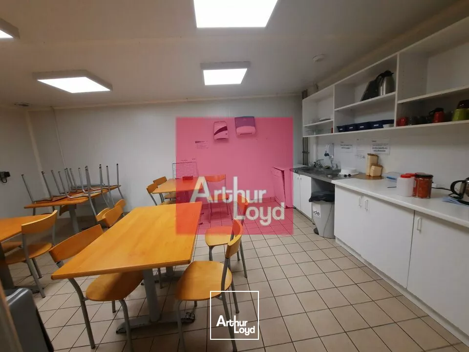 VOLVIC A VENTDRE ENSEMBLE IMMOBILIER LOCAL ACTIVITE 2700 M² - PARCELLE 24 600 M² - QUAIS