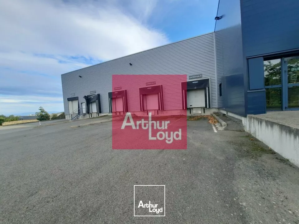 VOLVIC A VENTDRE ENSEMBLE IMMOBILIER LOCAL ACTIVITE 2700 M² - PARCELLE 24 600 M² - QUAIS