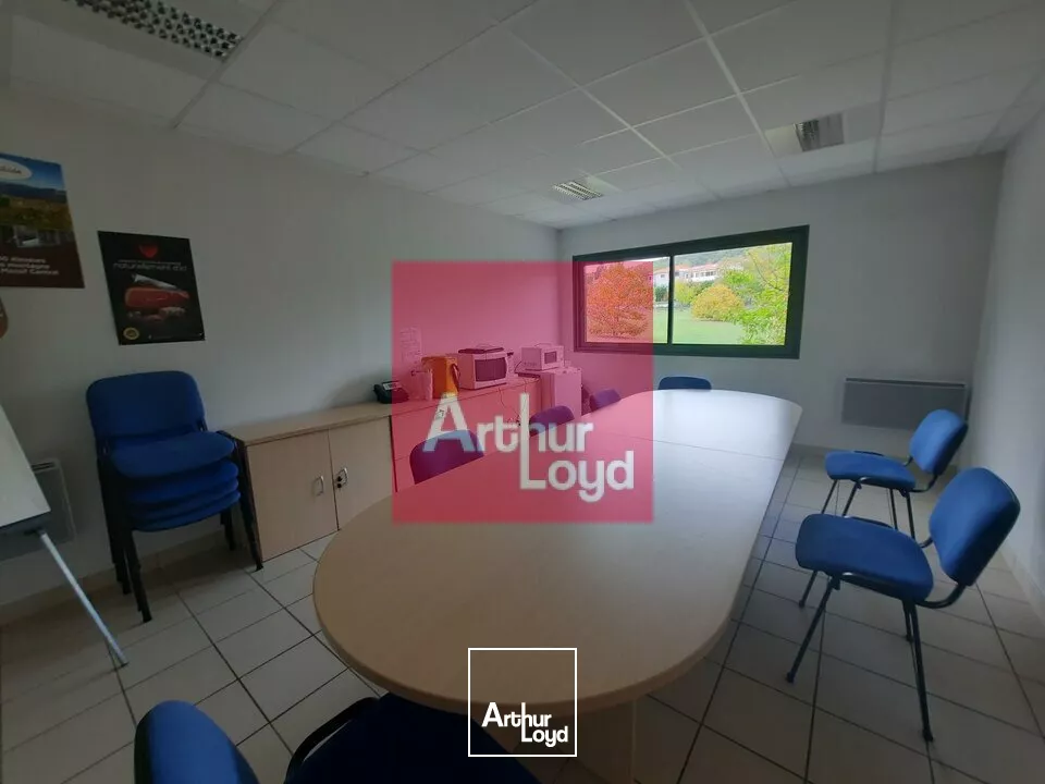 VOLVIC A VENTDRE ENSEMBLE IMMOBILIER LOCAL ACTIVITE 2700 M² - PARCELLE 24 600 M² - QUAIS