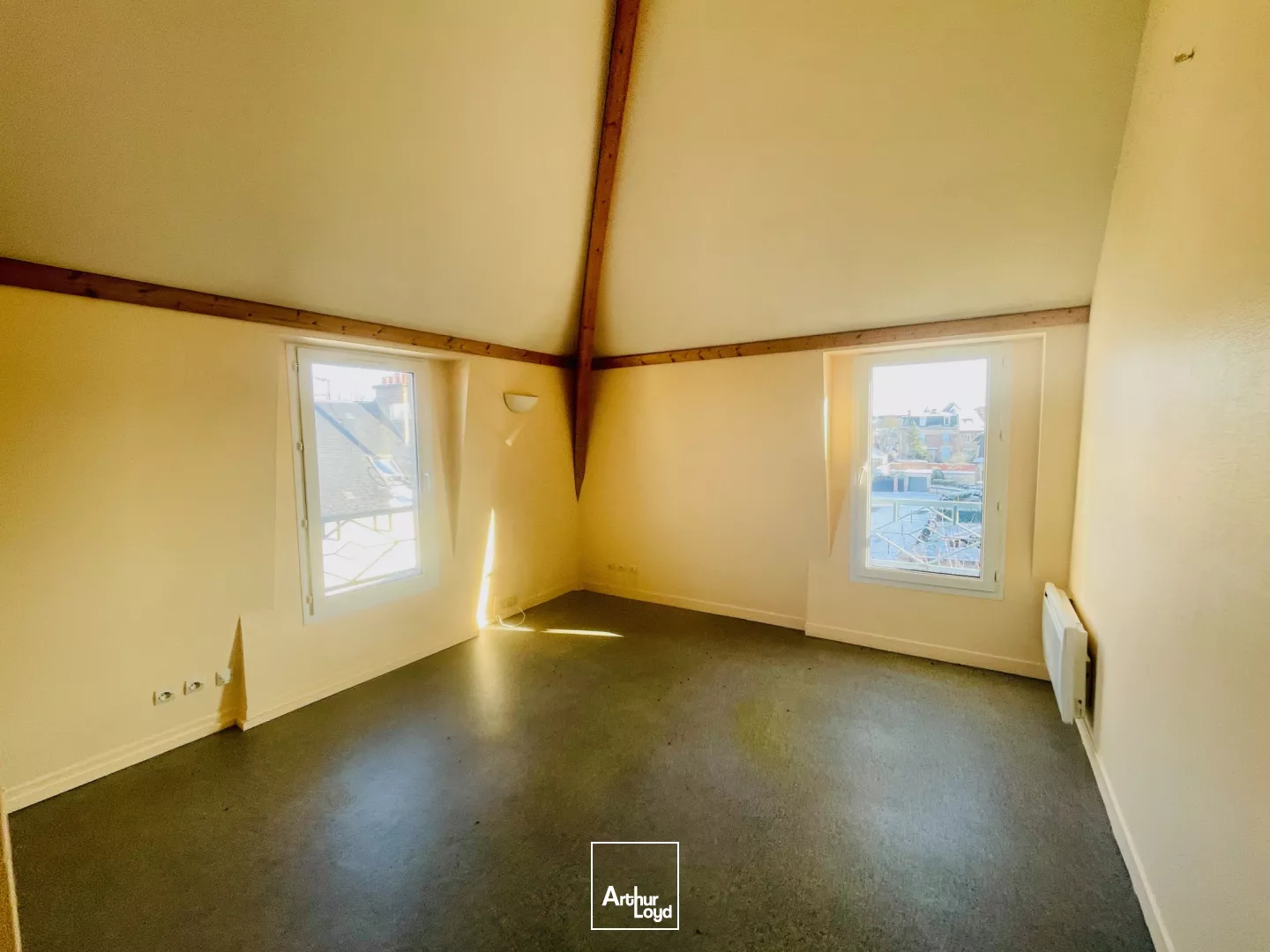 A LOUER - BUREAUX - 35 M2 - COMPIEGNE CENTRE-VILLE