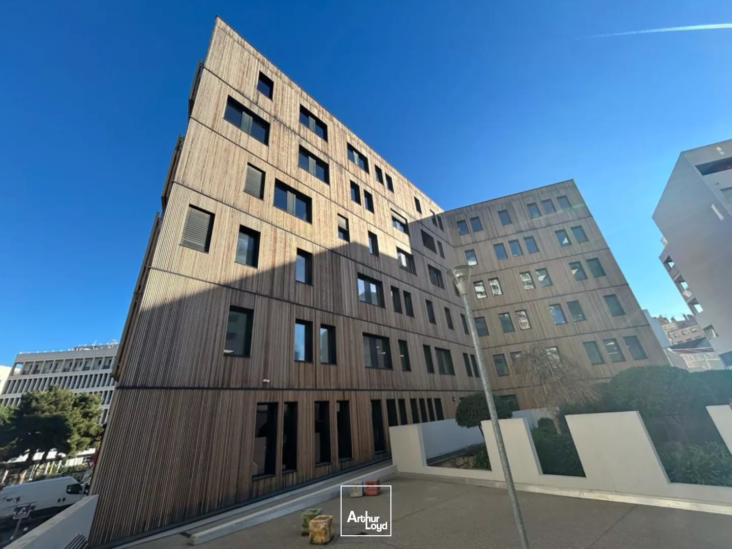 Bureaux PMR dans immeuble récent à louer - Terrasse en rooftop - 13003 Marseille