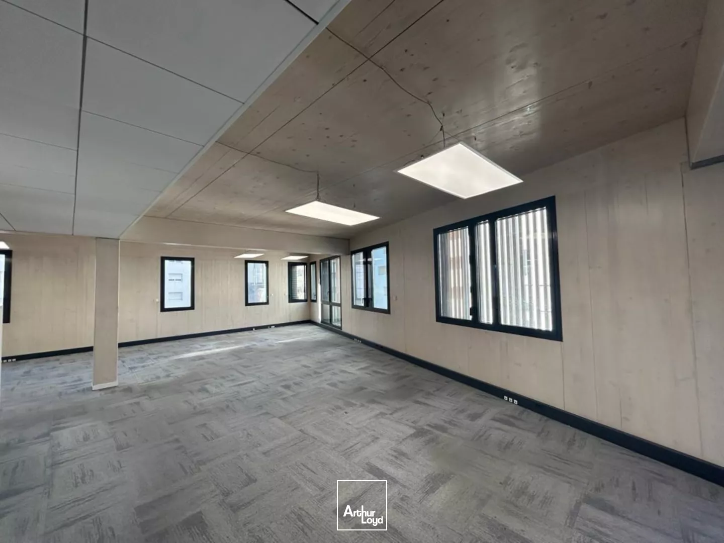 Bureaux PMR dans immeuble récent à louer - Terrasse en rooftop - 13003 Marseille