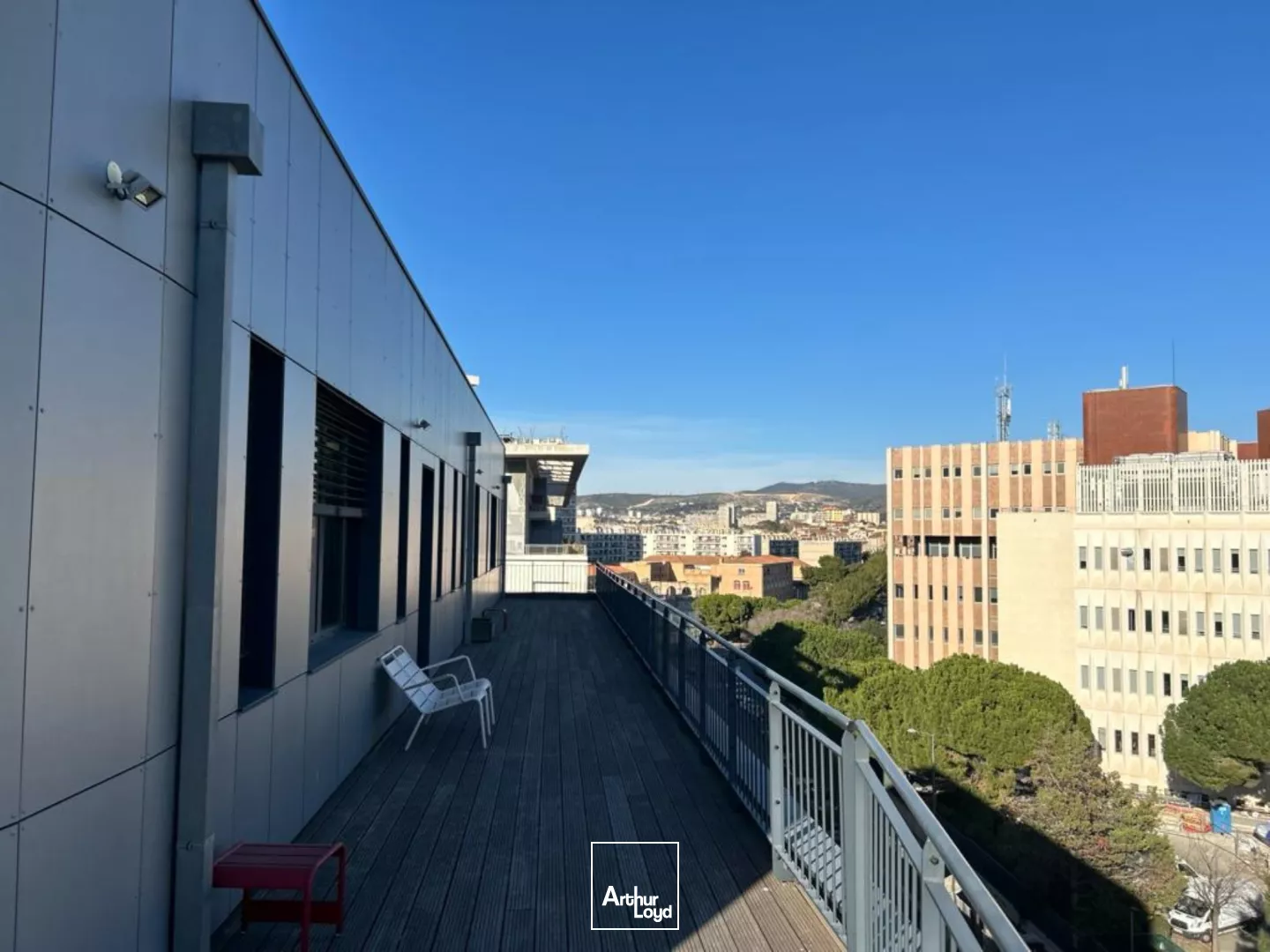 Bureaux PMR dans immeuble récent à louer - Terrasse en rooftop - 13003 Marseille