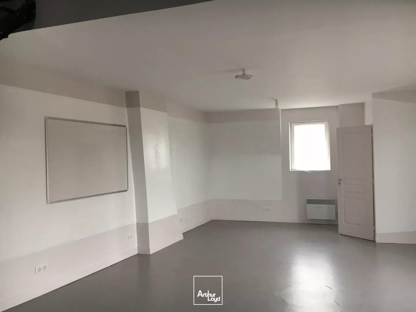 IMMEUBLE DE BUREAUX A LOUER - 219 M2 - SAINT-QUENTIN