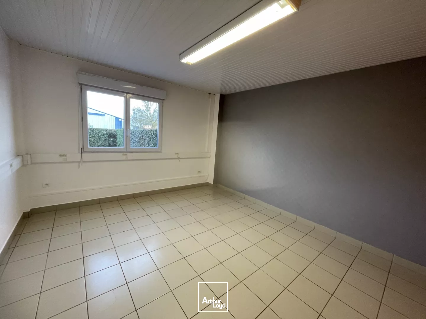 STOCKAGE - 200 M2 - BUREAUX - 37 M2 - ST ANDRE DES