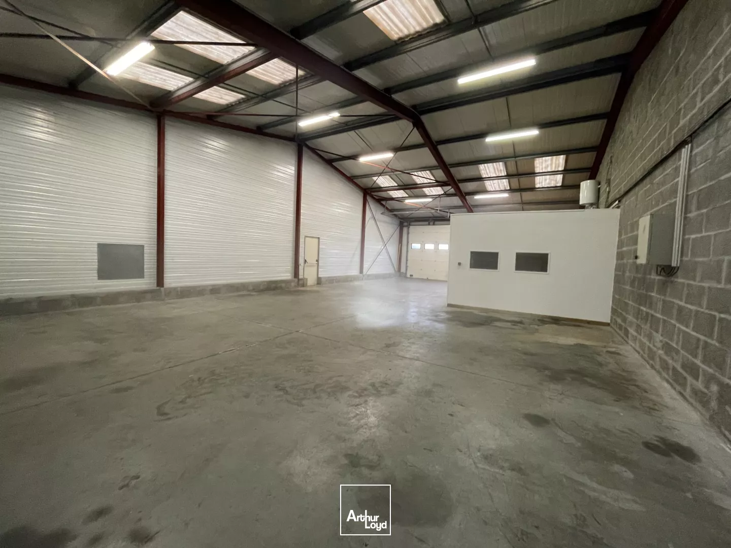 STOCKAGE - 200 M2 - BUREAUX - 37 M2 - ST ANDRE DES