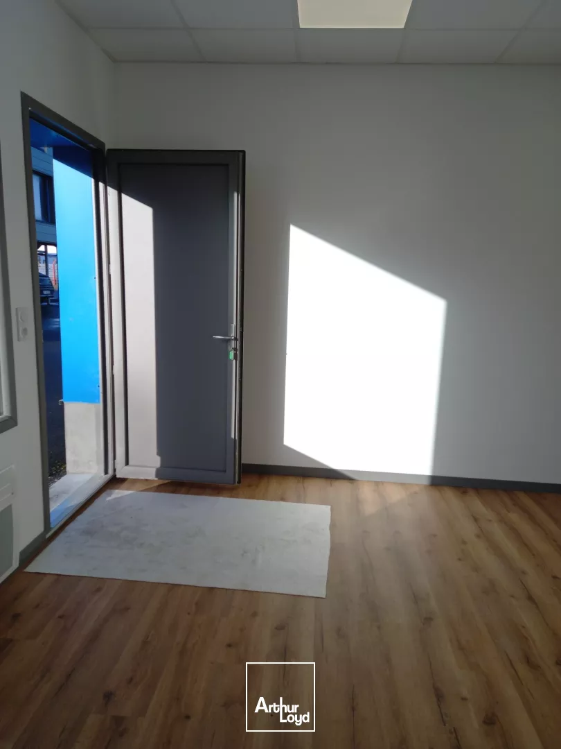 STOCKAGE - 200 M2 - BUREAUX - 37 M2 - ST ANDRE DES