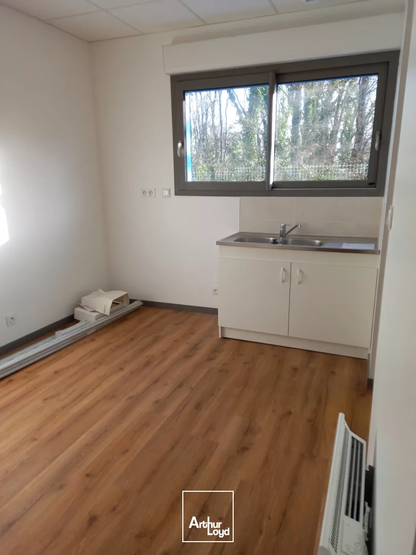 STOCKAGE - 200 M2 - BUREAUX - 37 M2 - ST ANDRE DES