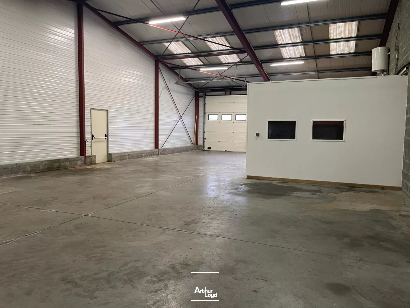 STOCKAGE - 200 M2 - BUREAUX - 37 M2 - ST ANDRE DES