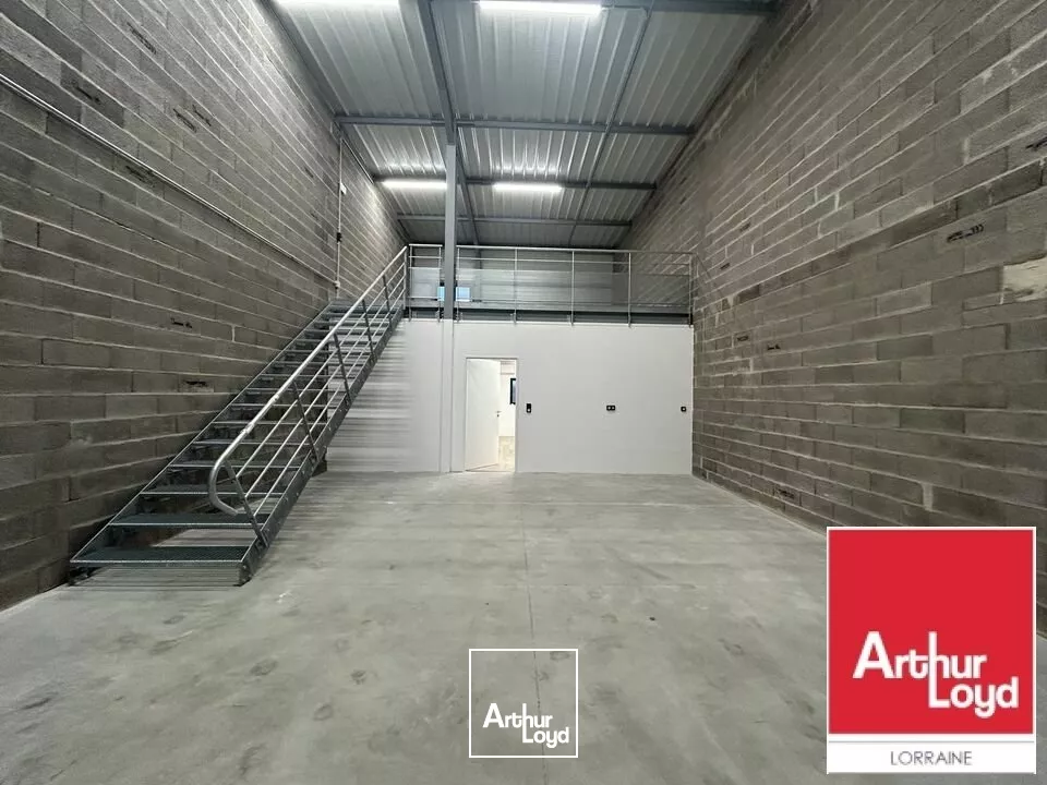 LOCAL D'ACTIVITE - ENTREPOT à LOUER de 143 m²