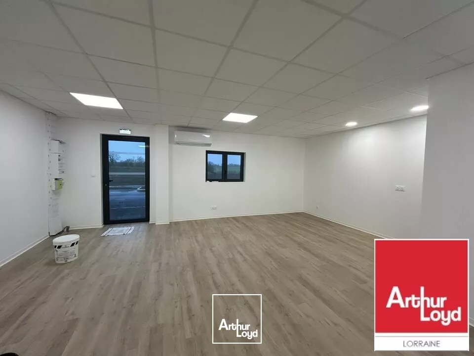 LOCAL D'ACTIVITE - ENTREPOT à LOUER de 143 m²