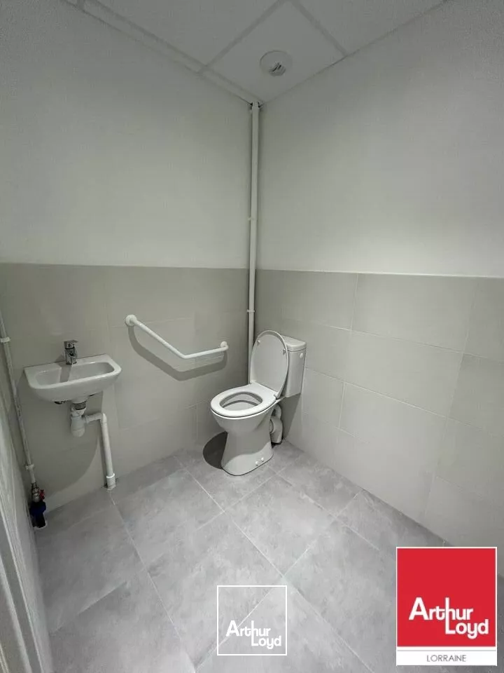 LOCAL D'ACTIVITE - ENTREPOT à LOUER de 143 m²