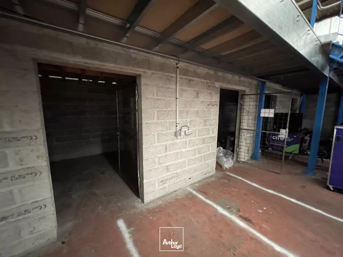 A LOUER - LOCAL D'ACTIVITE AVEC 1 QUAI