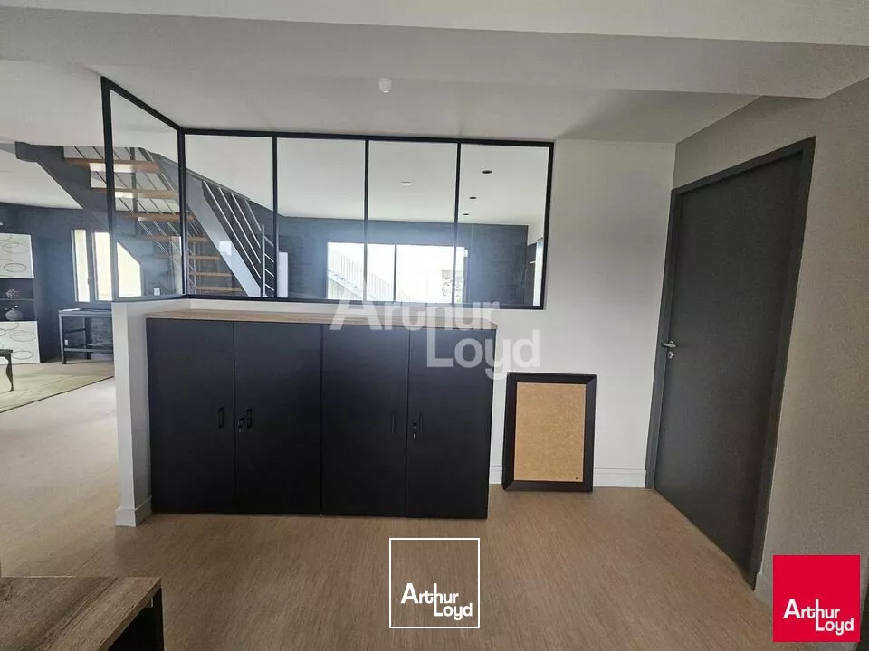 ANGERS AXE PASSANT Ensemble immobilier indépendant de 222 m² à louer 