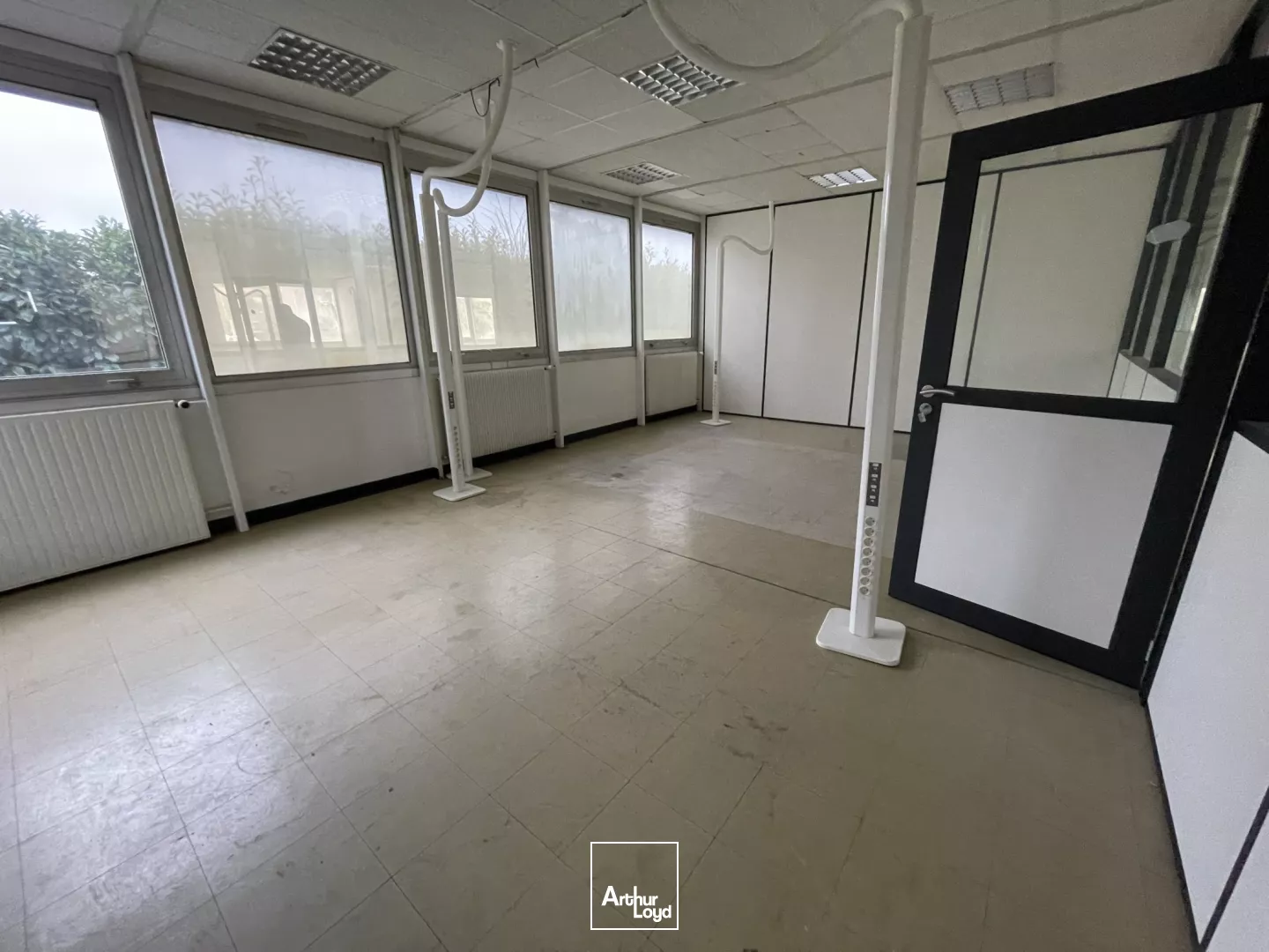 Bureaux à louer à MENILLES 27120