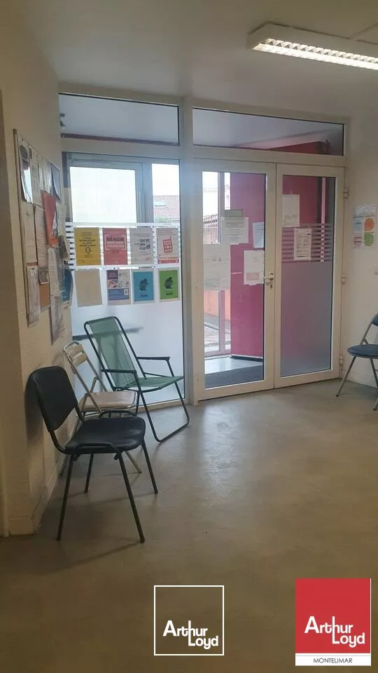 MONTÉLIMAR - A LOUER BUREAUX EN RDC AVEC ACCESSIBILITÉ PMR ET PLACES DE PARKING