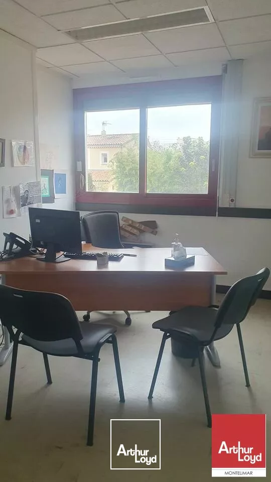 MONTÉLIMAR - A LOUER BUREAUX EN RDC AVEC ACCESSIBILITÉ PMR ET PLACES DE PARKING