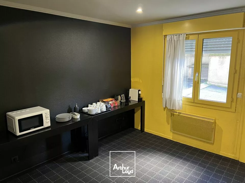 VALENCE Centre ville, à louer - Bureaux - Belle vitrine - Bonne visibilité - Parkings privatifs