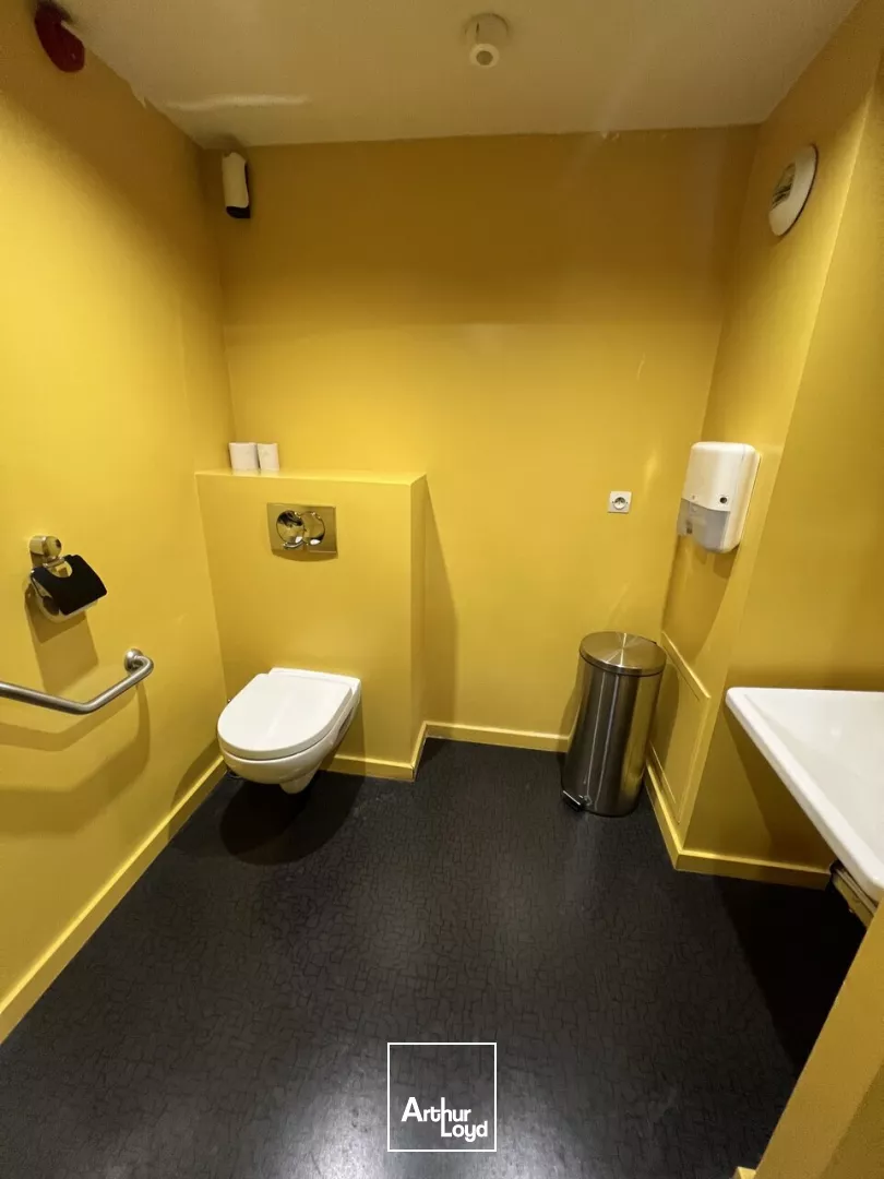 VALENCE Centre ville, à louer - Bureaux - Belle vitrine - Bonne visibilité - Parkings privatifs