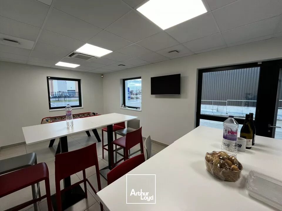 LOCAL D'ACTIVITE - ENTREPOT à LOUER de 2141 m²