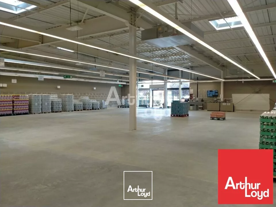 A LOUER LOCAL COMMERCIAL EN ZONE COMMERCIALE ACTIVE SUR MONTMORILLON (86)