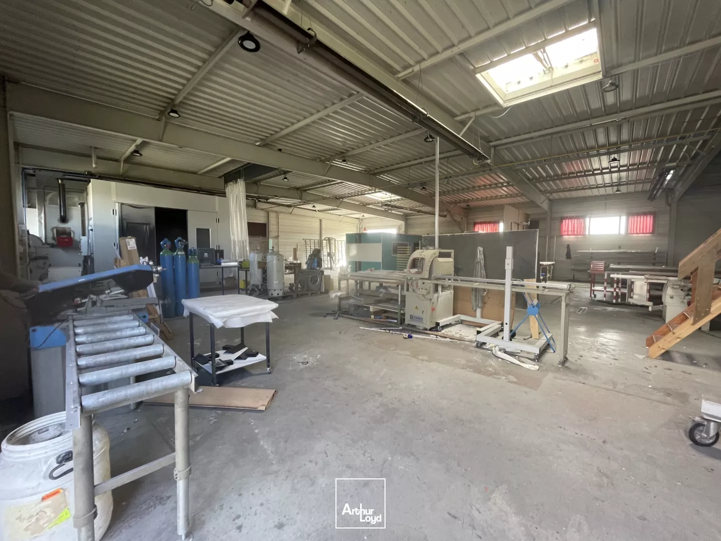 A VENDRE - 564 M2 - CHAUMES - ATELIER - BUREAUX - STOCKAGE - FONCIER 2600 M2