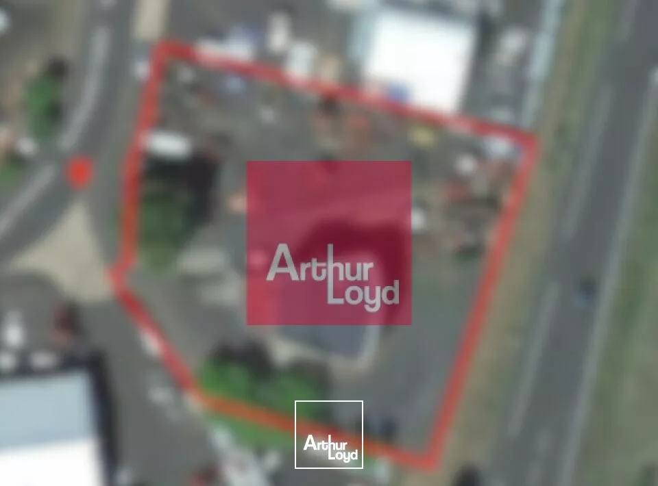 ISSOIRE A VENDRE ENSEMBLE IMMOBILIER BUREAUX ET TERRAIN A BATIR 