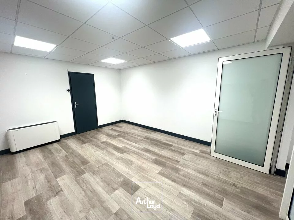 TOURS HYPER CENTRE BUREAUX A LOUER 31 M² CONVIVIAL FUN FACILITIES