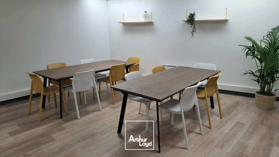 TOURS HYPER CENTRE BUREAUX A LOUER 31 M² CONVIVIAL FUN FACILITIES