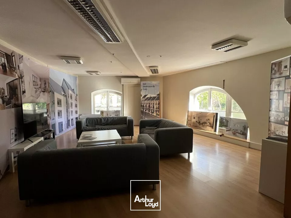 TOURS CENTRE PROCHE GARE LOCAL COMMERCIAL A LOUER 90 M²