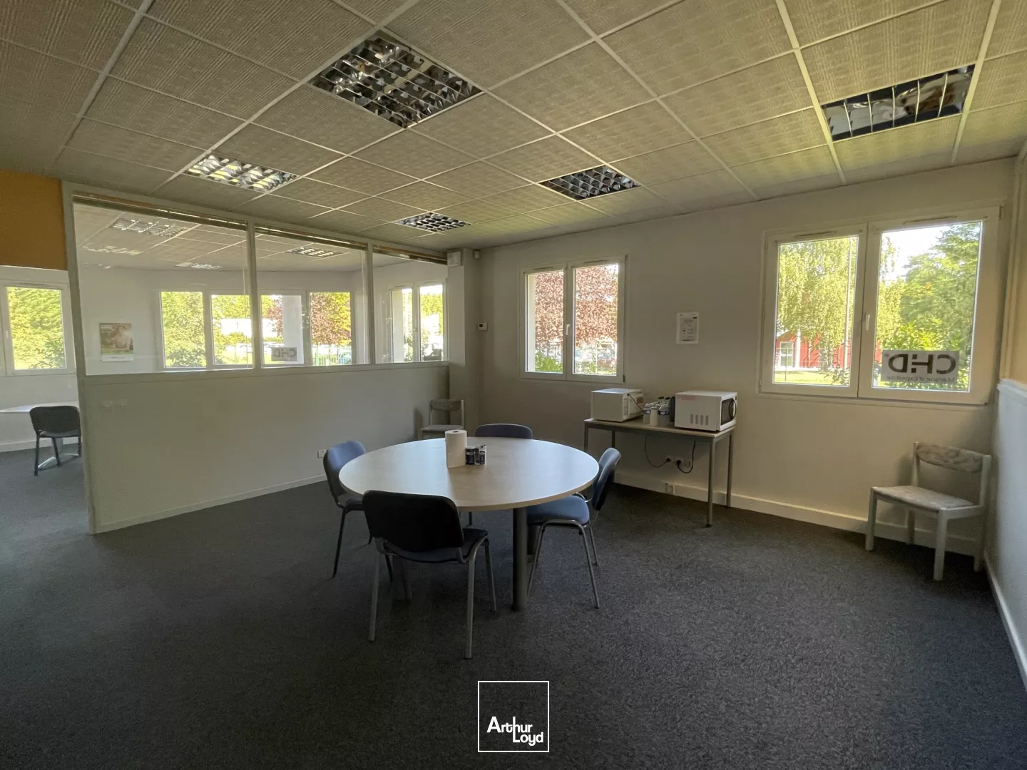 Plateau de bureau d'environ 220 m2 avec extérieur sur Beauvais