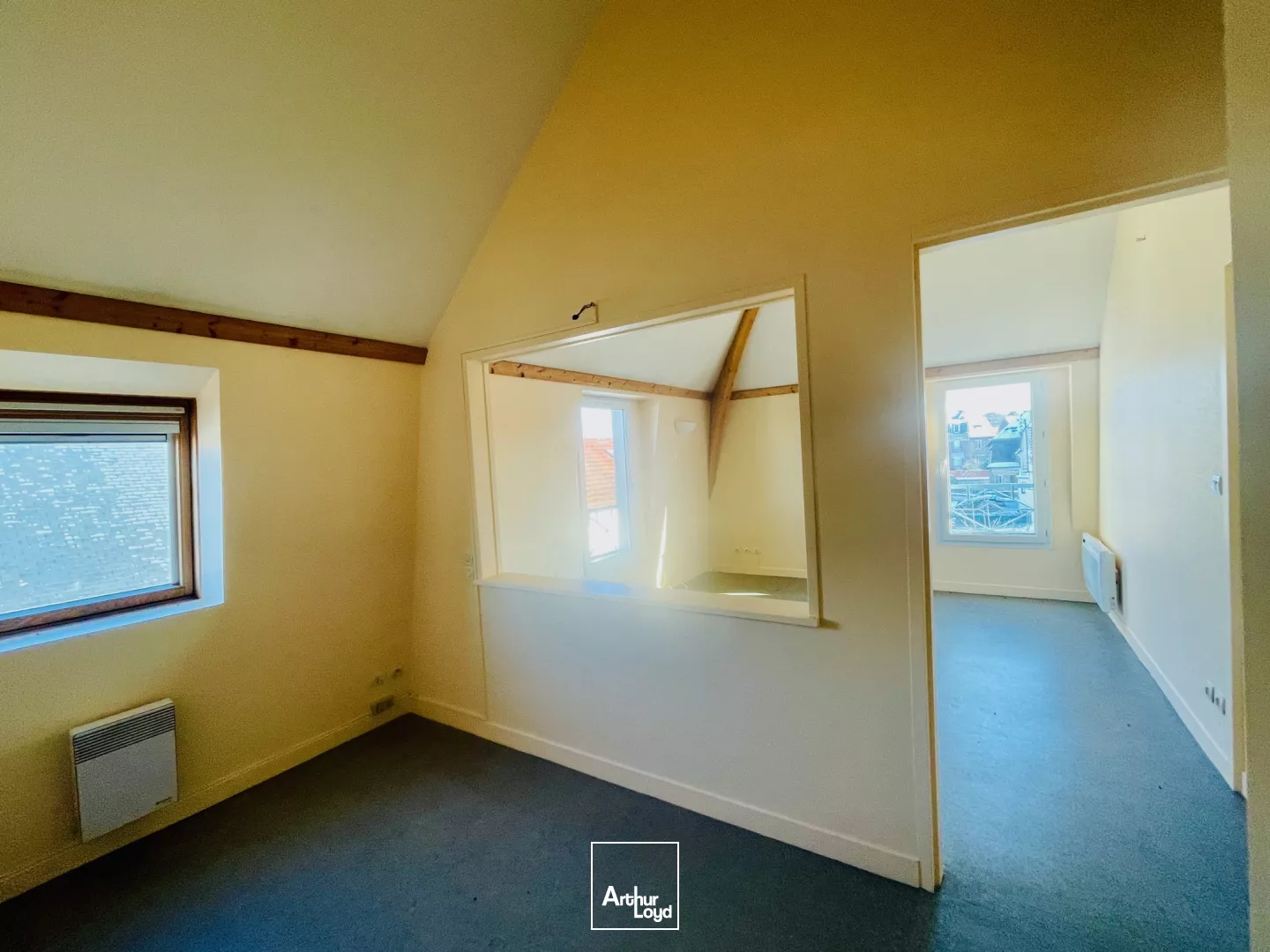 A LOUER - BUREAUX - 35 M2 - COMPIEGNE CENTRE-VILLE