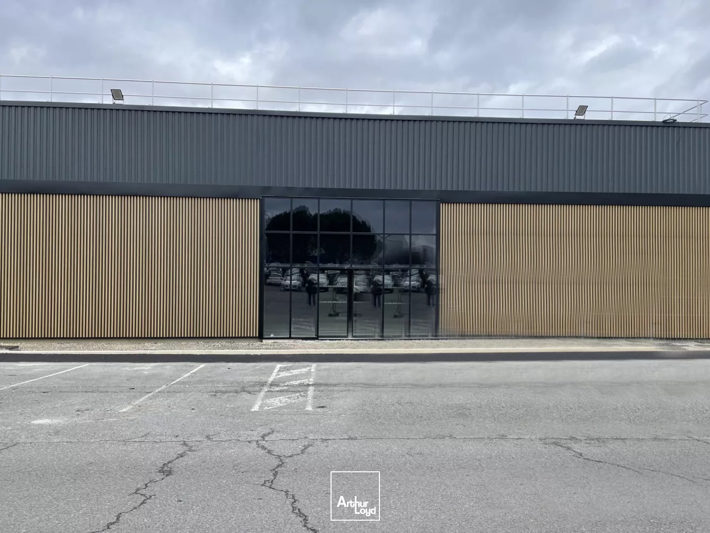 Locaux commerciaux pouvant être regroupés à louer à Langon avec plusieurs places de stationnement