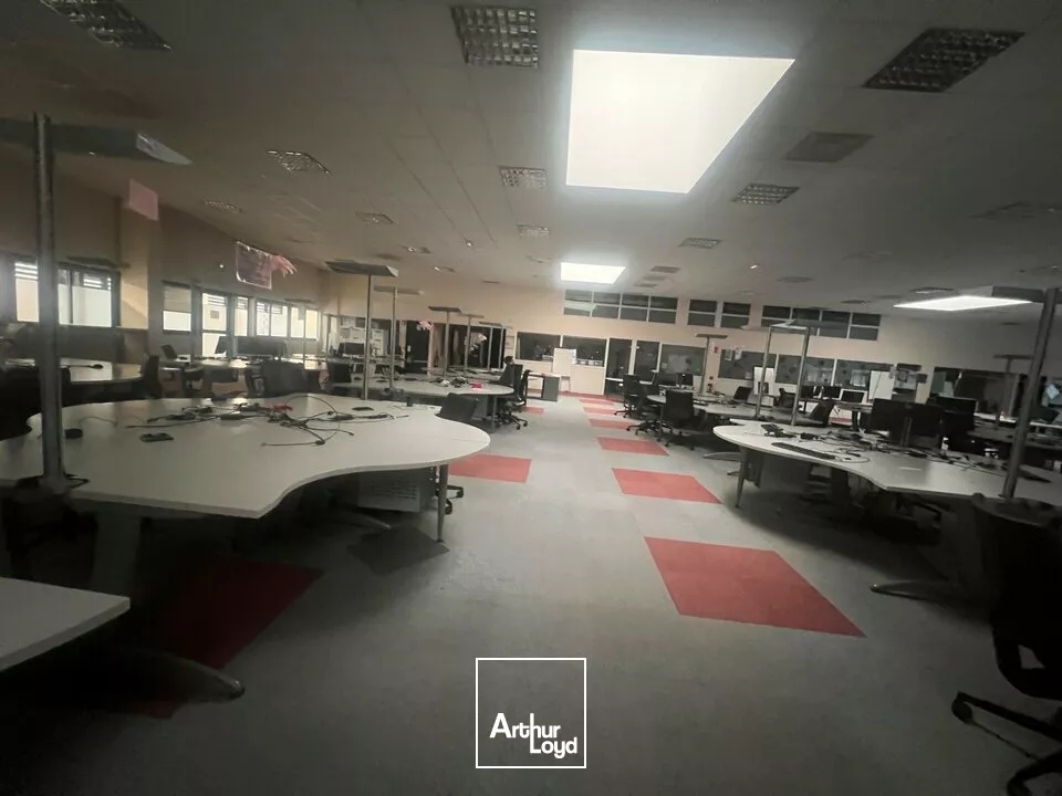 TAUXIGNY NODE PARK TOURAINE - A LOUER BATIMENT TERTIAIRE DE 1743 M² AVEC 140 PARKINGS