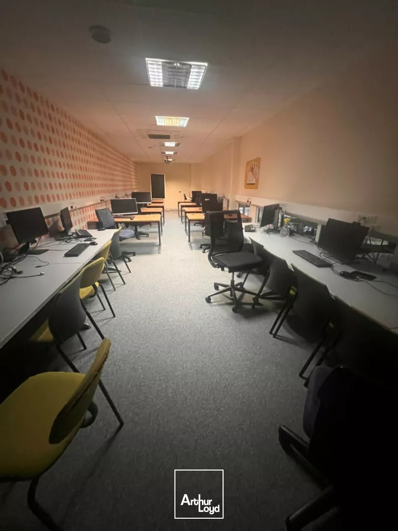 TAUXIGNY NODE PARK TOURAINE - A LOUER BATIMENT TERTIAIRE DE 1743 M² AVEC 140 PARKINGS